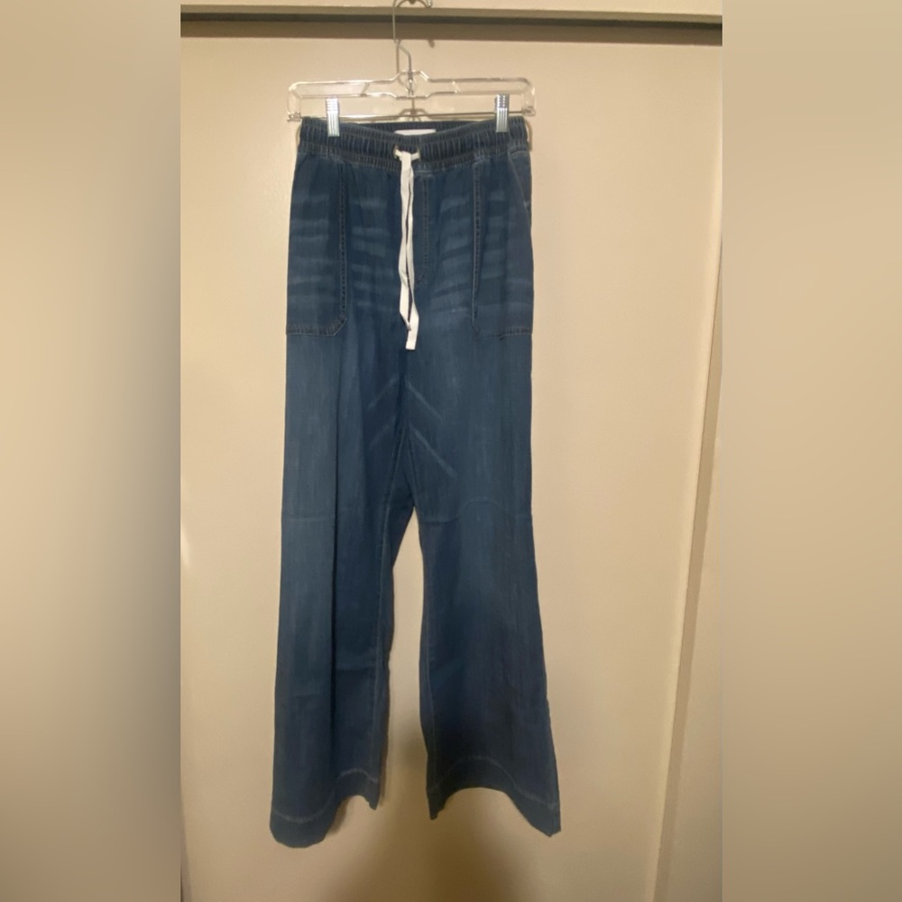Lane Bryant mid rise wide leg jeans. Super soft & light fabric! Great condition!